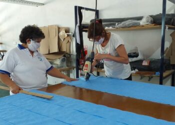 La cooperativa textil produce insumos para el área de salud e instituciones