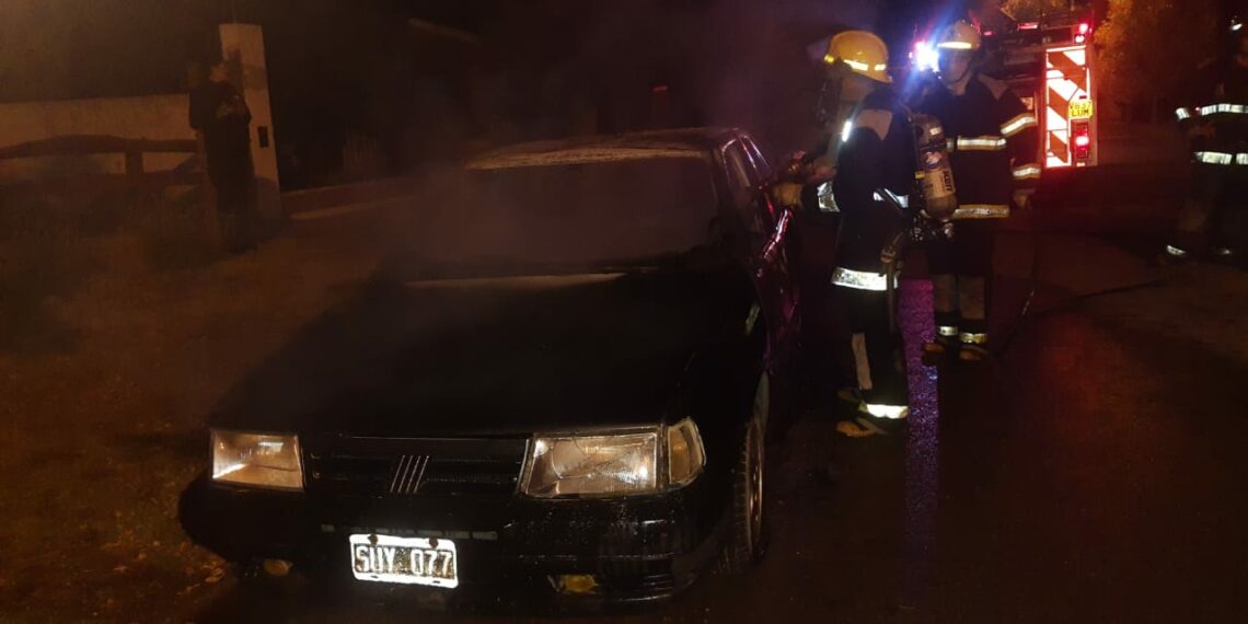 Serian intencionales los incendios registrados anoche en tres vehiculos (fotos)