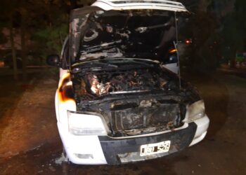 El fuego destruyó la parte delantera de una camioneta S10