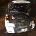 El fuego destruyó la parte delantera de una camioneta S10
