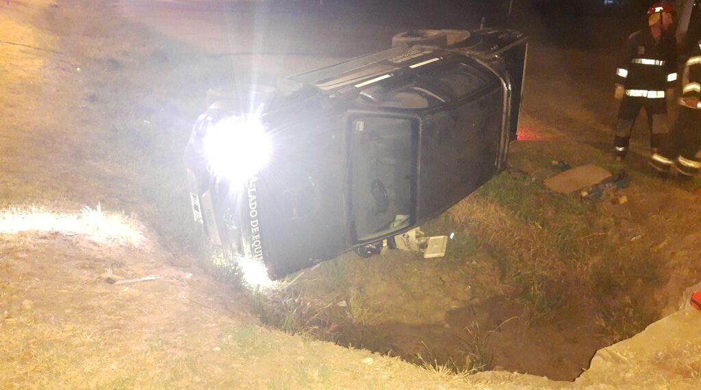 Esta madrugada los Bomberos fueron convocados por el vuelco de una camioneta en el acceso a Tornquist (fotos y próximamente video)