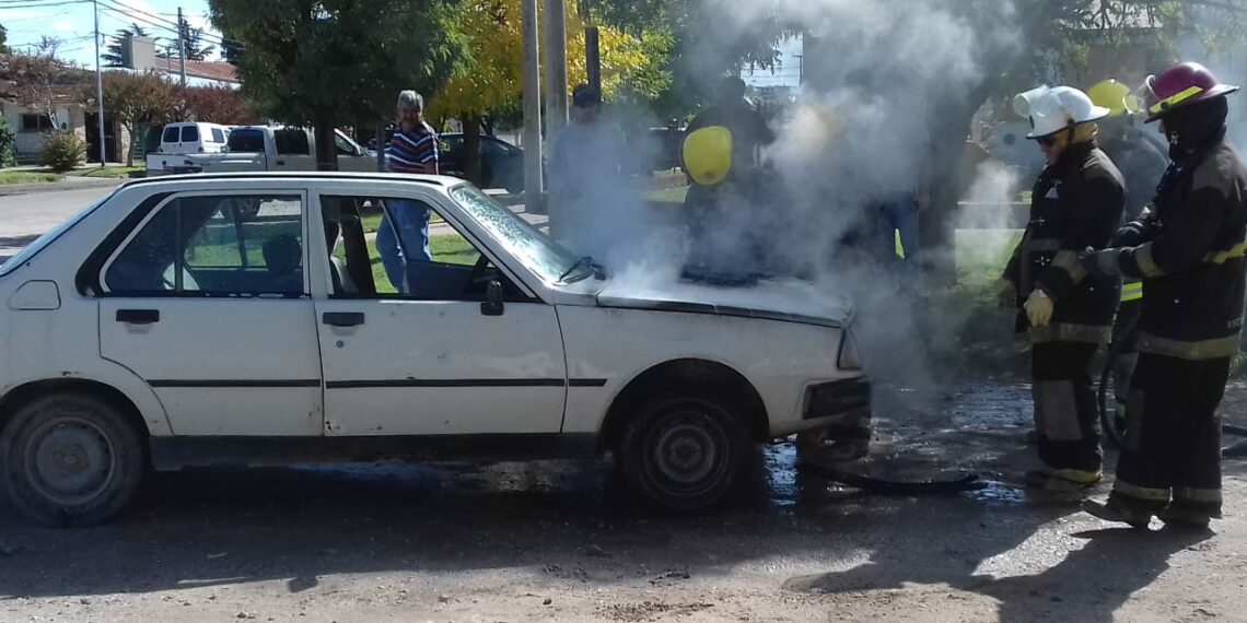 Incendio en un vehículo municipal en Ernesto Tornquist y Moreno (agrega video)