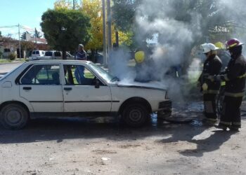 Incendio en un vehículo municipal en Ernesto Tornquist y Moreno (agrega video)