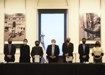 El Presidente encabezó el acto en el que las provincias de Buenos Aires, Santa Fe y Entre Ríos se sumaron al plan Argentina Construye