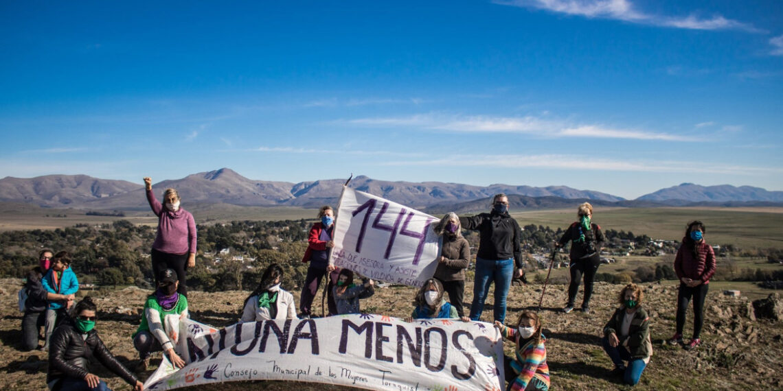 El Consejo Municipal de las Mujeres exhibió el número 144 en el Cerro Ceferino