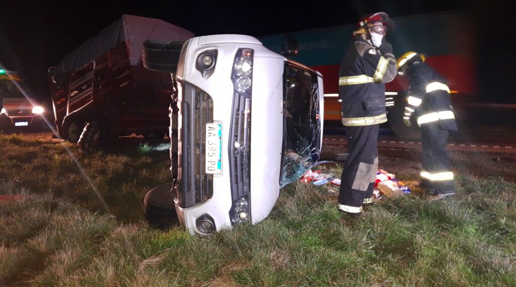 Volco una camioneta con trailer en la Ruta 33