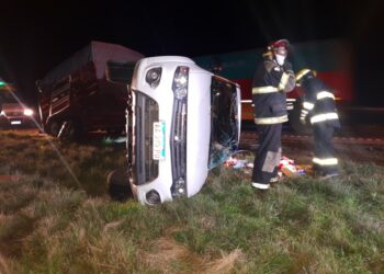 Volco una camioneta con trailer en la Ruta 33