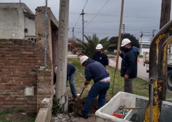 En  tiempo record personal de la CELT. repuso un poste del tendido eléctrico y de fibra embestido por un vehículo