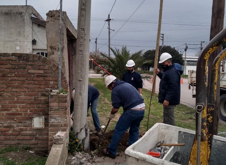 En tiempo record personal de la CELT. repuso un poste del tendido eléctrico y de fibra embestido por un vehículo