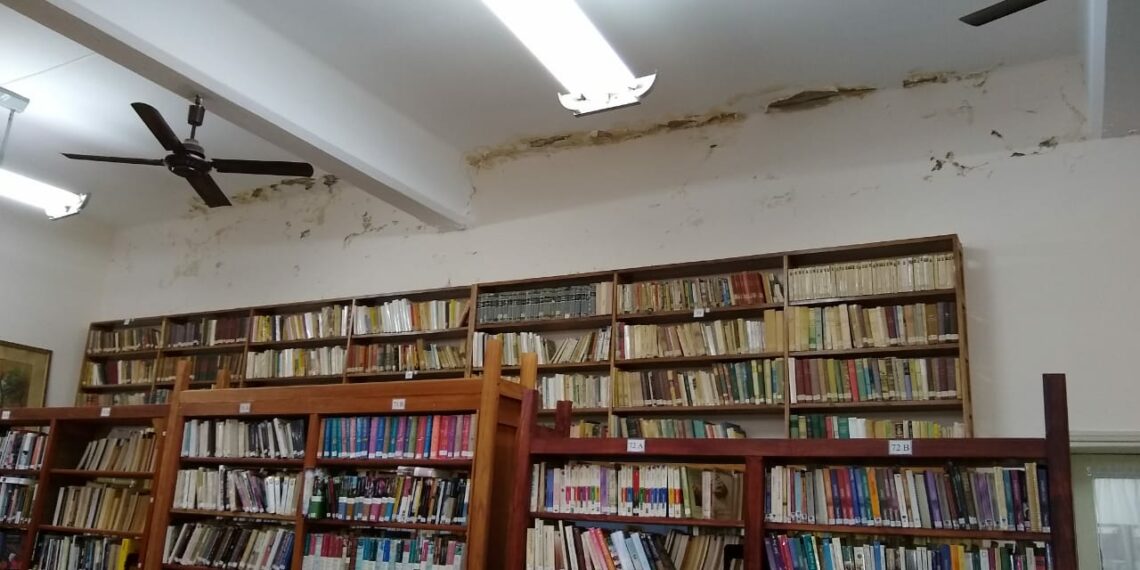 Importante deterioro del cielorraso de la Biblioteca Popular Ernesto Tornquist
