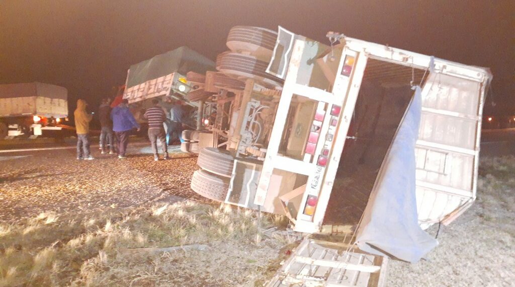 No hubo heridos en el vuelco de un acoplado en el cruce de las rutas 33 y 76 (incluye video)