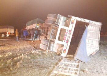 No hubo heridos en el vuelco de un acoplado en el cruce de las rutas 33 y 76 (incluye video)