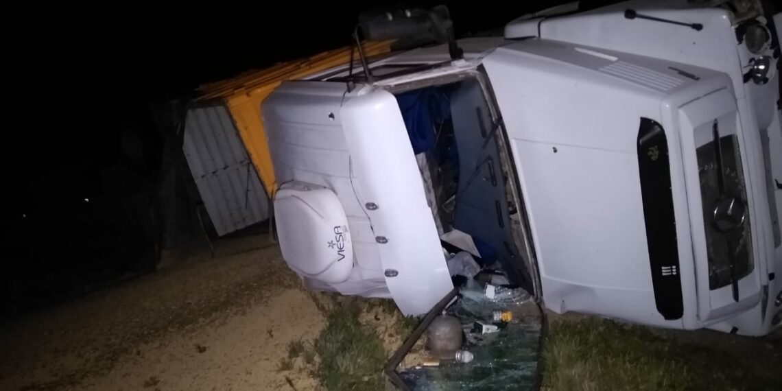Volcó un camión en la banquina del KM 58 de la RN 33