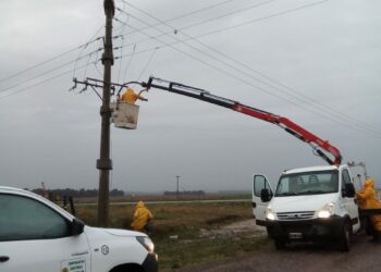 Cuadrillas de la CELT. trabajan para reponer el servicio eléctrico en la línea Tres Picos y Ruta 33 (agrega fotos)