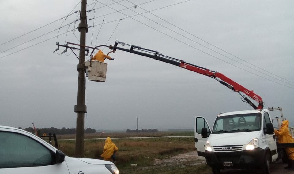 Cuadrillas de la CELT. trabajan para reponer el servicio eléctrico en la línea Tres Picos y Ruta 33 (agrega fotos)