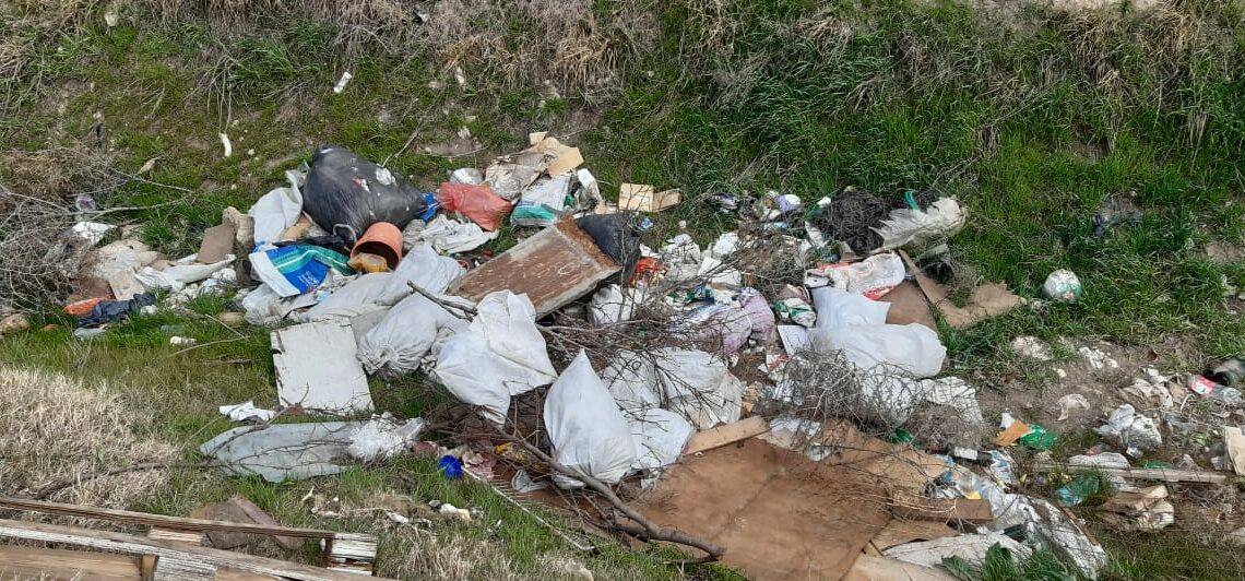 Vuelven a aparecer residuos en caminos vecinales