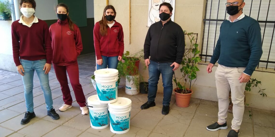 LAS MIL GRULLAS: Alumnos de 4º Año del CNSL donaron pintura para el Hospital Municipal