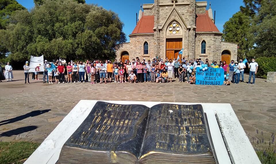 Vecinos de Tornquist se sumaron a la movilización nacional en favor de “Las Dos Vidas” (Videos y fotos)