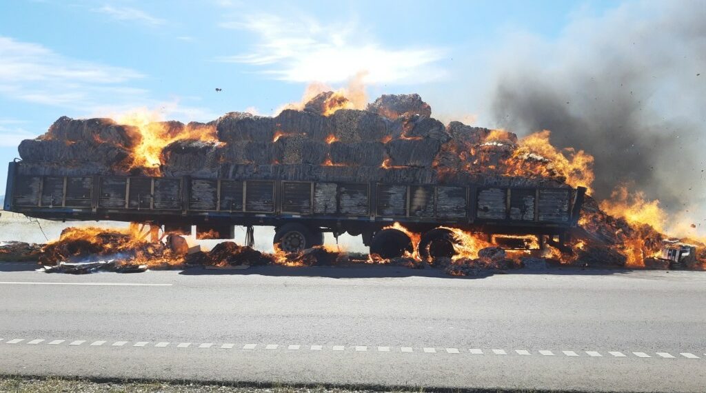 Un incendio destruyó la carga de un camión que transportaba fardos de cartón a la papelera de Tornquist