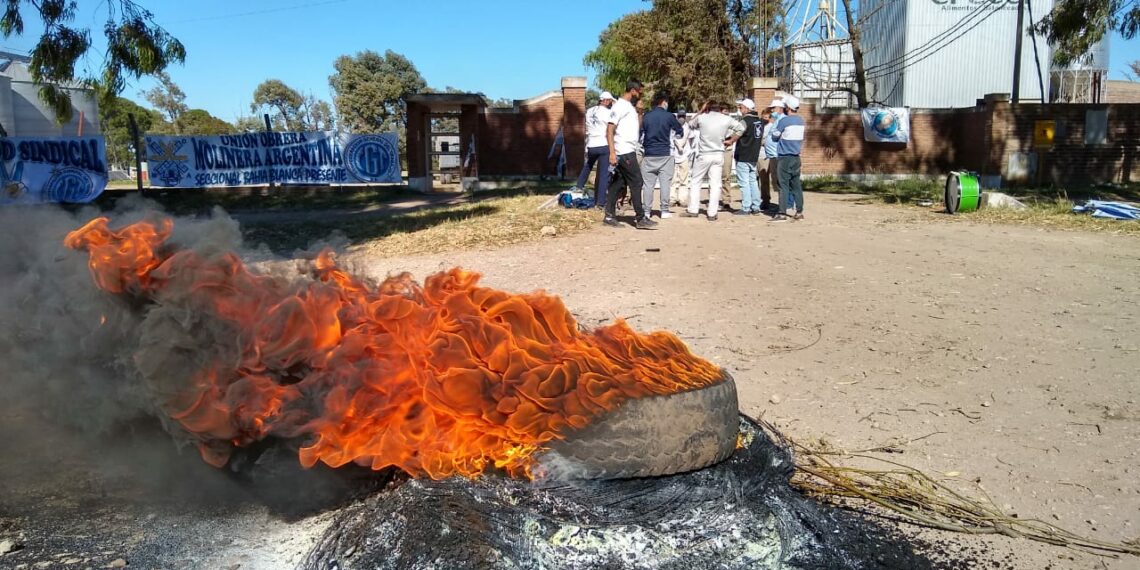 Protesta y reclamos frente a la planta de Tornquist de Molinos Carhué