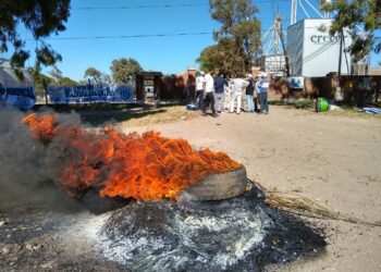 Protesta y reclamos frente a la planta de Tornquist de Molinos Carhué