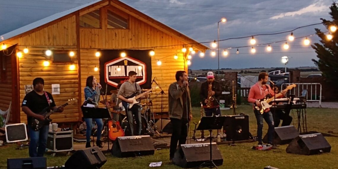 Actuación de Media Pinta Rock en el 2° Paseo de Productores y Artesanos del distrito