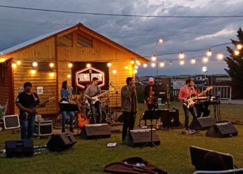 Actuación de Media Pinta Rock en el 2° Paseo de Productores y Artesanos del distrito