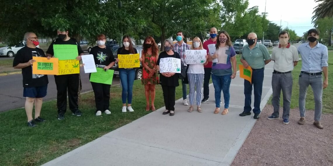 El grupo de Reprocann-Tornquist entregó un petitorio a las autoridades del HCD