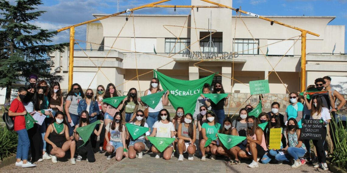 En Tornquist hubo movilización en apoyo al proyecto para legalizar el aborto (video, saludo y videoentrevista)