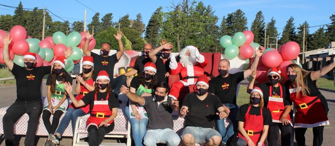 Papá Noel entregó juguetes a los chicos que se acercaron al Barrio Marengo