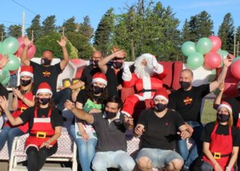 Papá Noel entregó juguetes a los chicos que se acercaron al Barrio Marengo