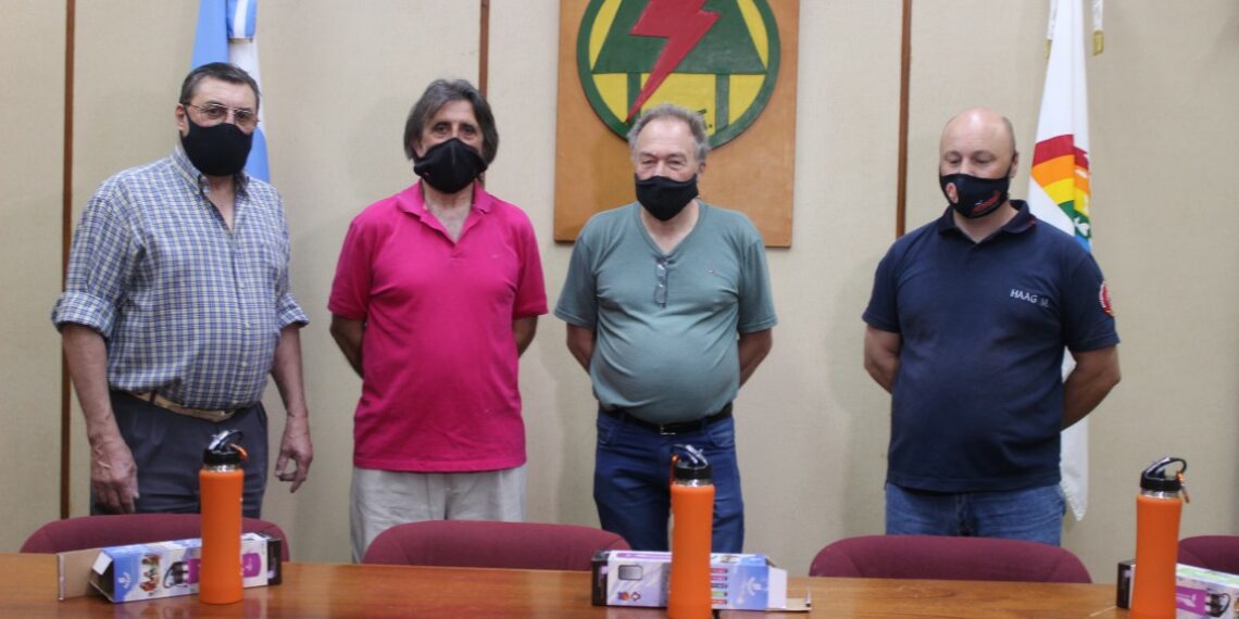 La CELT entregó botellas térmicas para cada integrante del Cuerpo de Bomberos Voluntarios (fotos y notas)