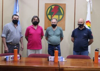 La CELT entregó botellas térmicas para cada integrante del Cuerpo de Bomberos Voluntarios (fotos y notas)