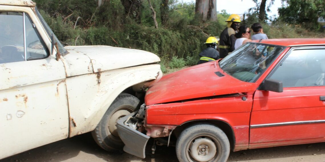Choque en un camino vecinal y una mujer debió ser trasladada al Hospital Municipal (fotos y videos)