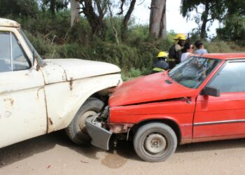 Choque en un camino vecinal y una mujer debió ser trasladada al Hospital Municipal (fotos y videos)