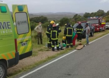 El conductor de un camión con un acoplado llevando gasoil se despistó en la ruta 76 frente al cerro Bahía Blanca.