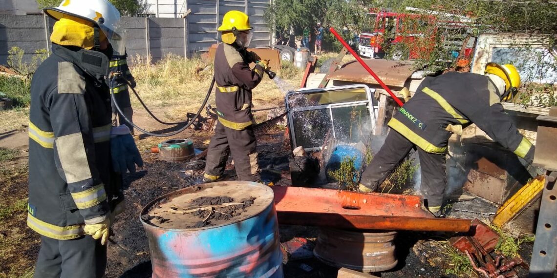 Rivadavia al 300: Incendio en el frente de un taller