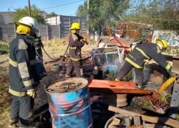 Rivadavia al 300: Incendio en el frente de un taller