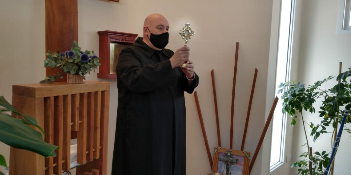 Entronización del Santísimo en la Capilla del Hospital Municipal Dr. Alberto Castro