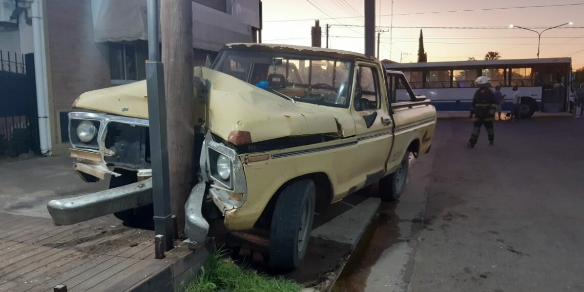 Dos heridos leves en un choque entre un colectivo y una camioneta en España y 9 de Julio (fotos y video)