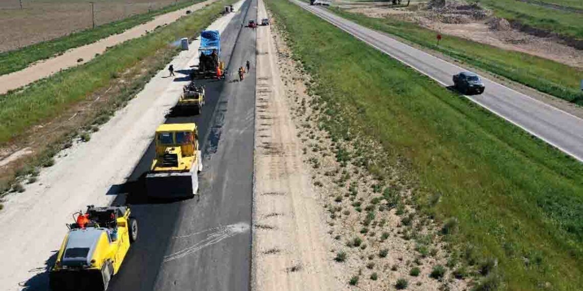 Avanzan los trabajos de pavimentación en la autopista de la Ruta 33