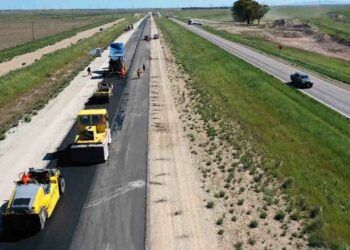 Avanzan los trabajos de pavimentación en la autopista de la Ruta 33