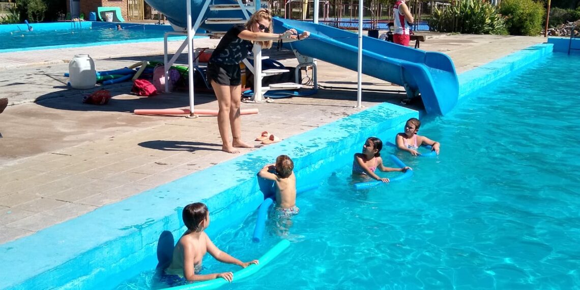 La Escuela de Natación inició sus clases en las piscinas municipales