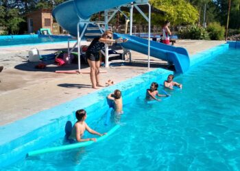 La Escuela de Natación inició sus clases en las piscinas municipales