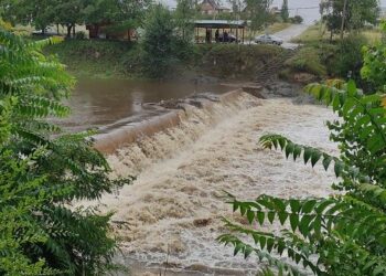 Desbordan arroyos y el Sauce Grande por las abundantes lluvias que se registran en toda la zona serrana