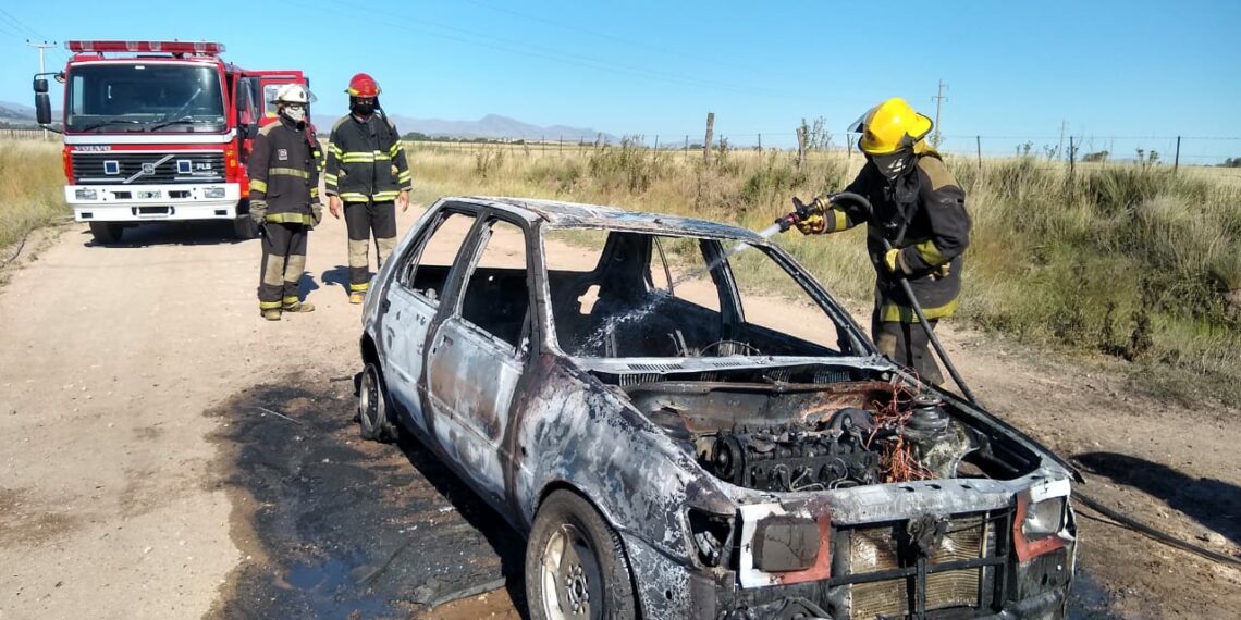 Incendio con pérdidas totales en un vehículo (fotos y agrega video)