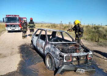 Incendio con pérdidas totales en un vehículo (fotos y agrega video)