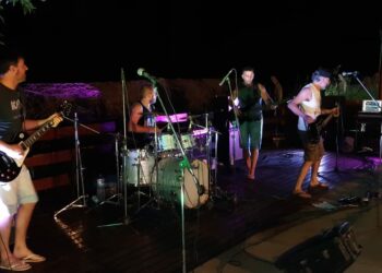 Gran éxito del evento nocturno en las piscinas municipales (fotos, notas y videos musicales)