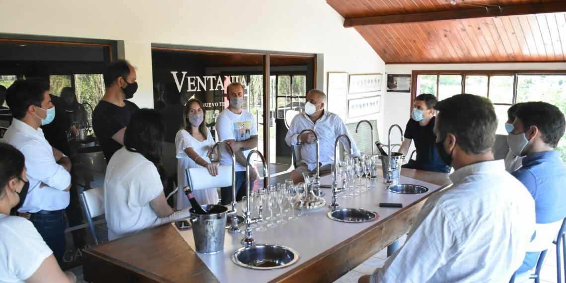 El ministro Costa y funcionarios de turismo y cultura recorrieron emprendimientos productivos del distrito