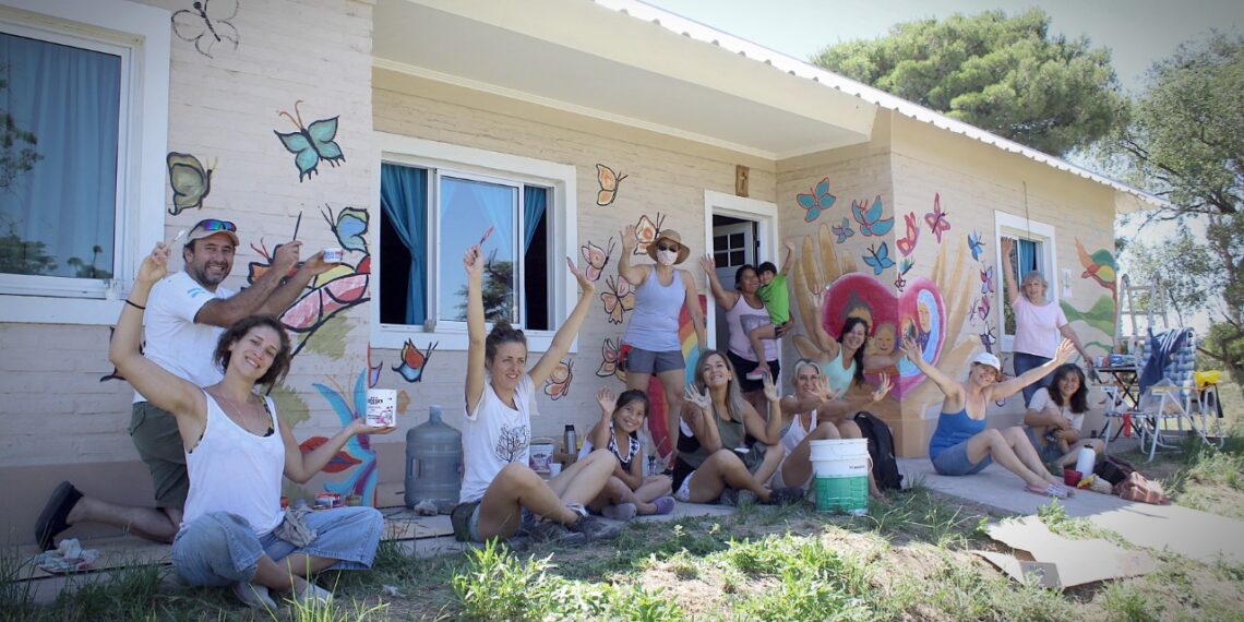 Muraleros y vecinos de la comarca pintaron el Hogar “Santa Clara” (fotos y entrevistas de CELTTV)